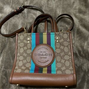 COACH DEMPSEY 22 TOTE IN SIGNATURE JACQUARD STRIPED WITH COACH PATCH